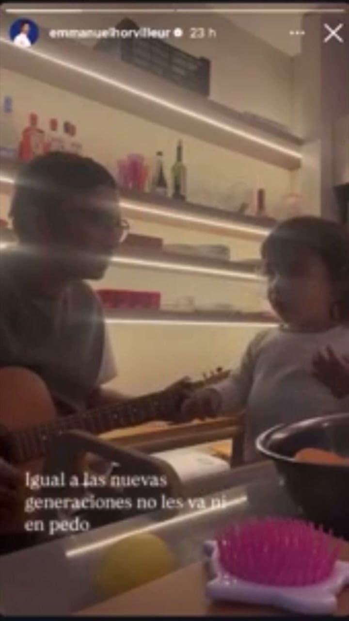 El músico se filmó en la intimidad de su hogar tocando la guitarra
