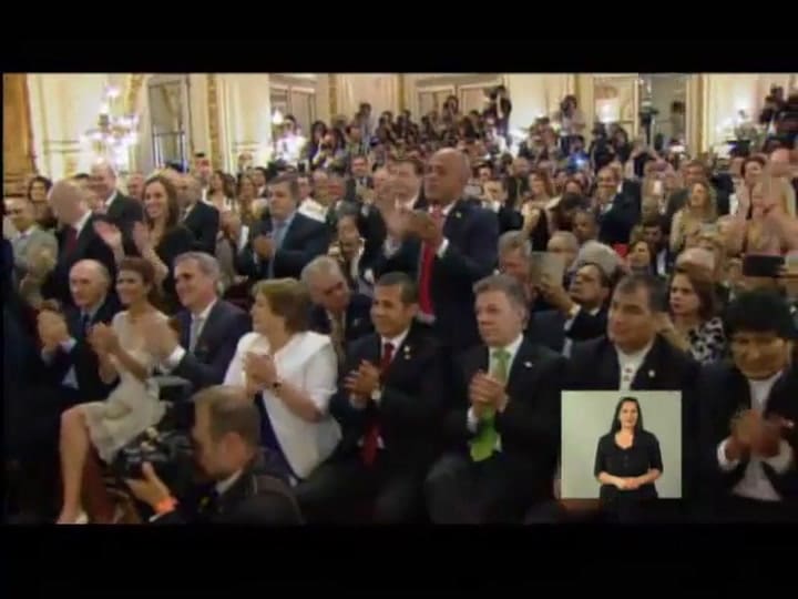 Cuánto duró la polémica entrega de la banda y el bastón presidencial a Macri