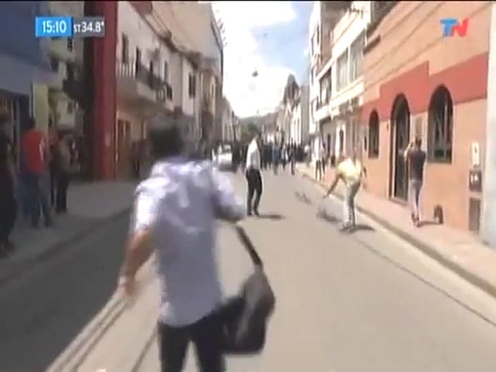 Forcejeos en los tribunales de Jujuy durante la audiencia del juicio Milagro Sala