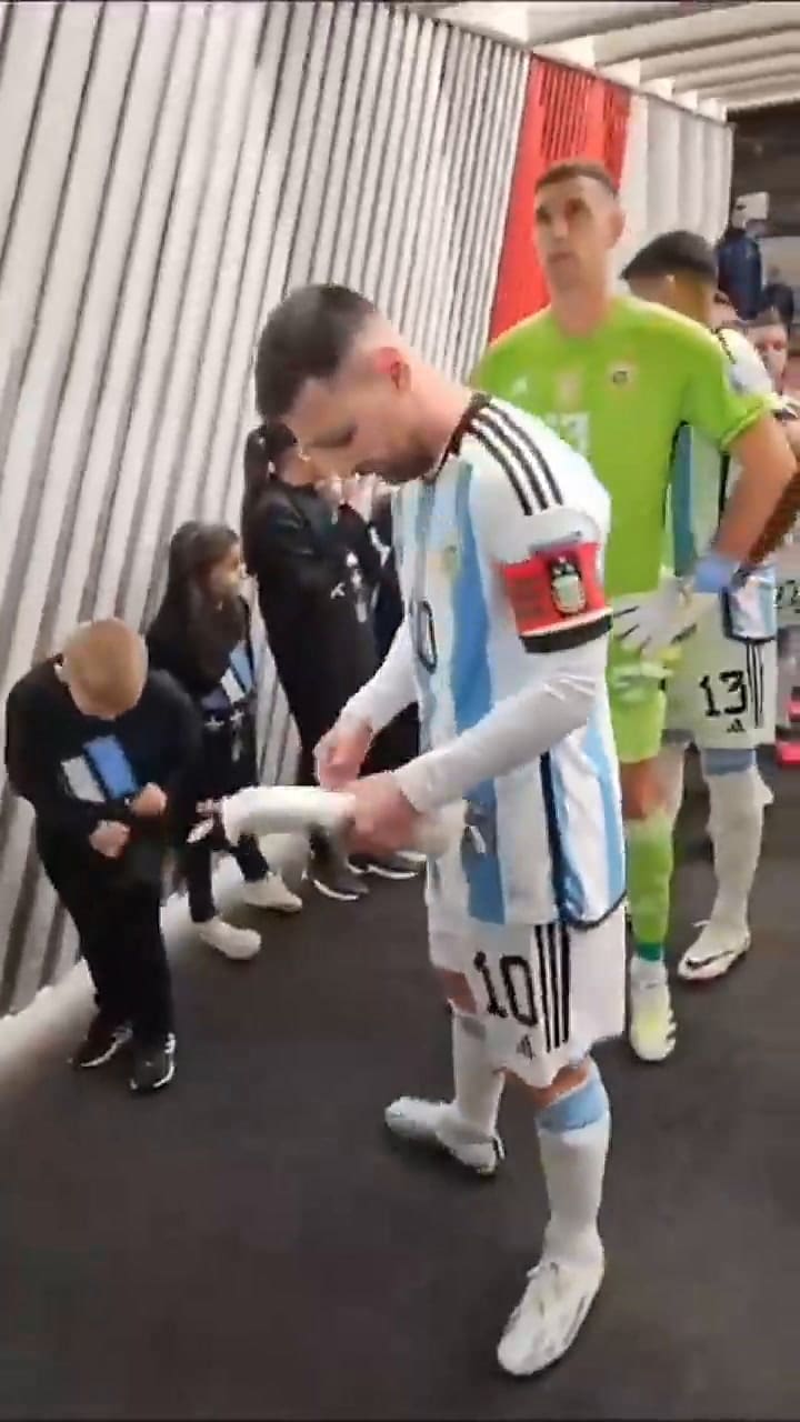 El niño que salió con Messi a la cancha le regaló dos figuritas y Dibu tuvo una tierna reacción