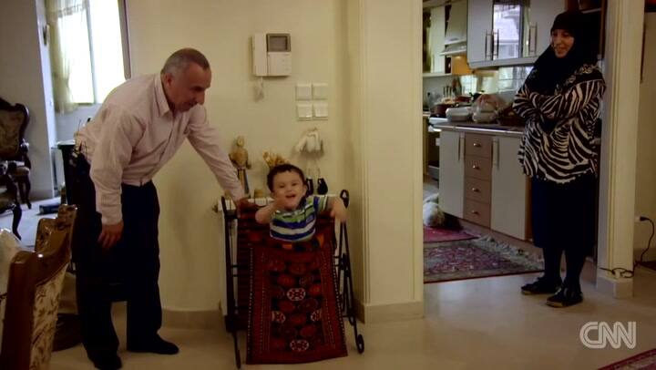 Bourdain y una comida iraní - Fuente: CNN