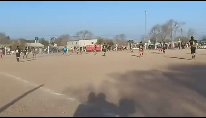 Un árbitro iba a amonestar a un jugador, recibió un brutal cabezazo y quedó inconsciente