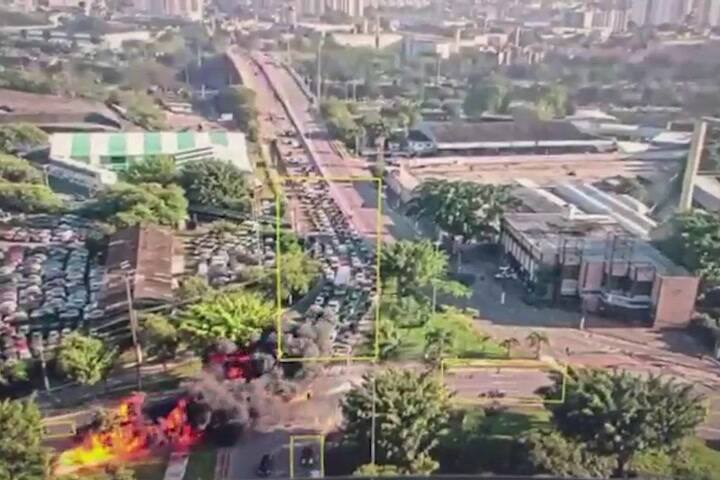 (GIF) El impresionante video que muestra la caída de una avioneta en una avenida en San Pablo