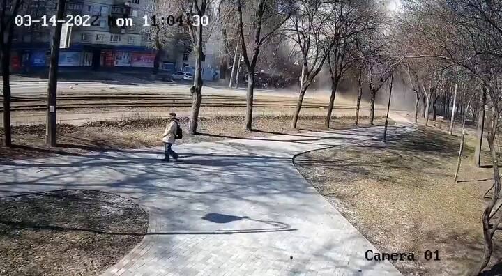 Guerra Rusia-Ucrania: el momento del impacto de un misil a pocos metros de civiles