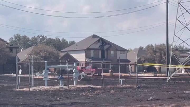 Hallaron restos humanos en un auto tras el incendio de un oleoducto en Texas que ardió durante cuatro días