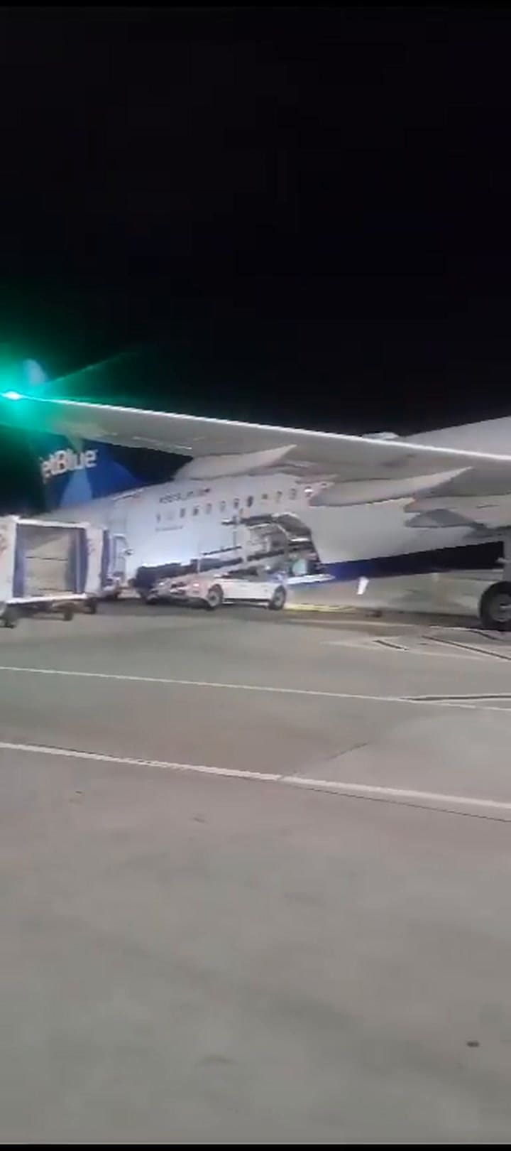 Avión de JetBlue se inclina cuando bajan los pasajeros