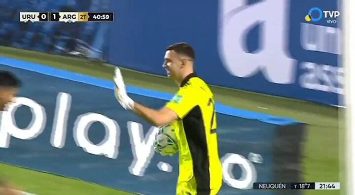 La atajada de 'Dibu' Martínez (41' ST)