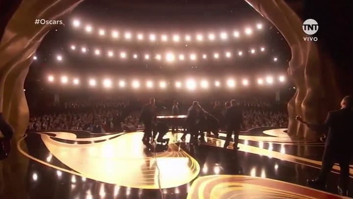 Los protagonistas de Nace una estrella interpretaron 'Shallow' - Fuente: TNT