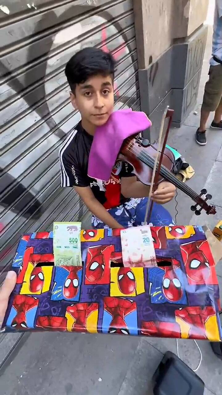 Dio a elegir entre un billete de $500 y uno de $20, optó por el de menor valor y se llevó una enorme