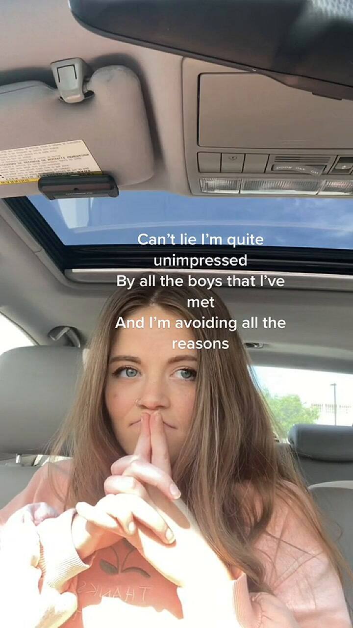 Una joven escribió una canción después de sufrir una gran decepción amorosa tras un intercambio