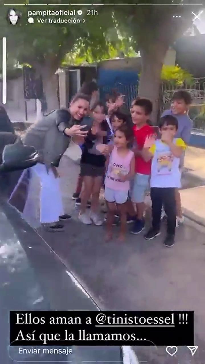 El gesto de Pampita con unos nenes fanáticos de Tini Stoessel