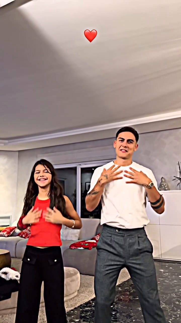 Vicky Paredes y Paulo Dybala celebraron la Navidad con un baile