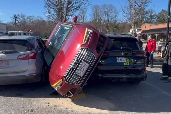 Una persona resultó herida tras el insólito accidente - GIF