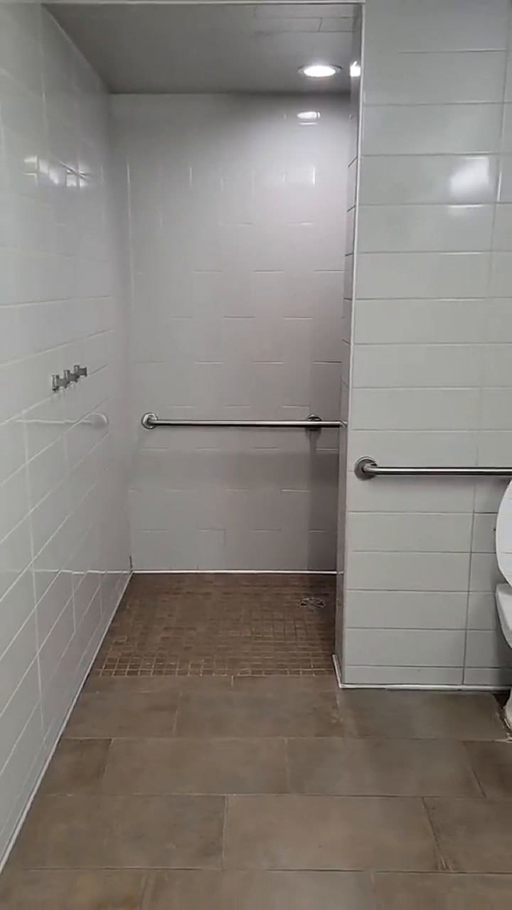 Un hombre muestra en TikTok cómo es su vida durmiendo en su auto en Seattle: dónde se baña