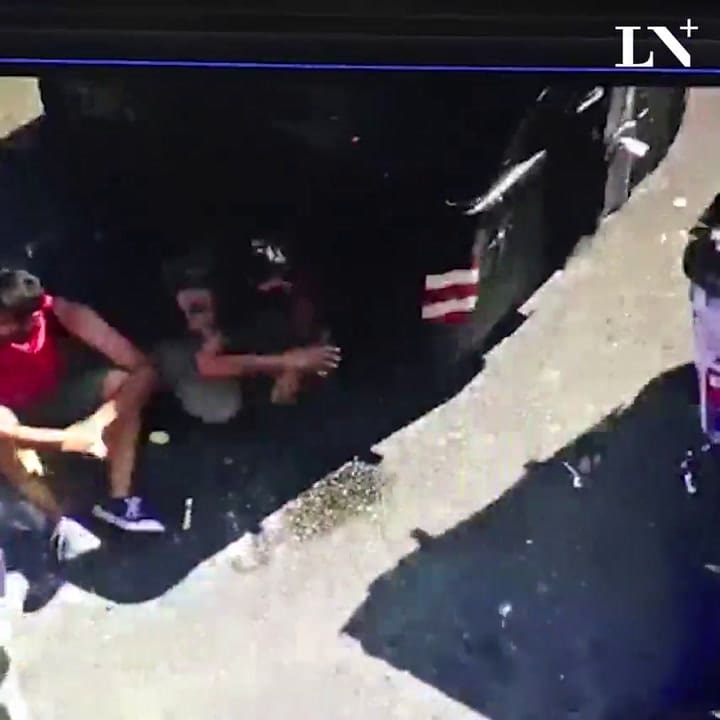 Manifestantes arrojan piedras