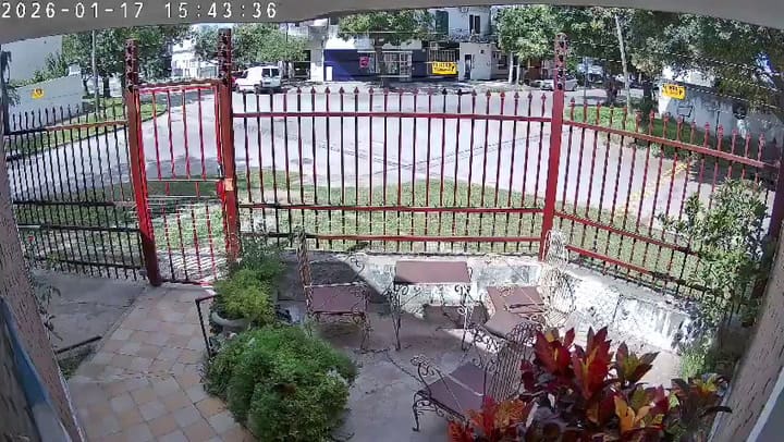 Dia merasa terganggu dengan kokok ayam jantan dan menembaknya