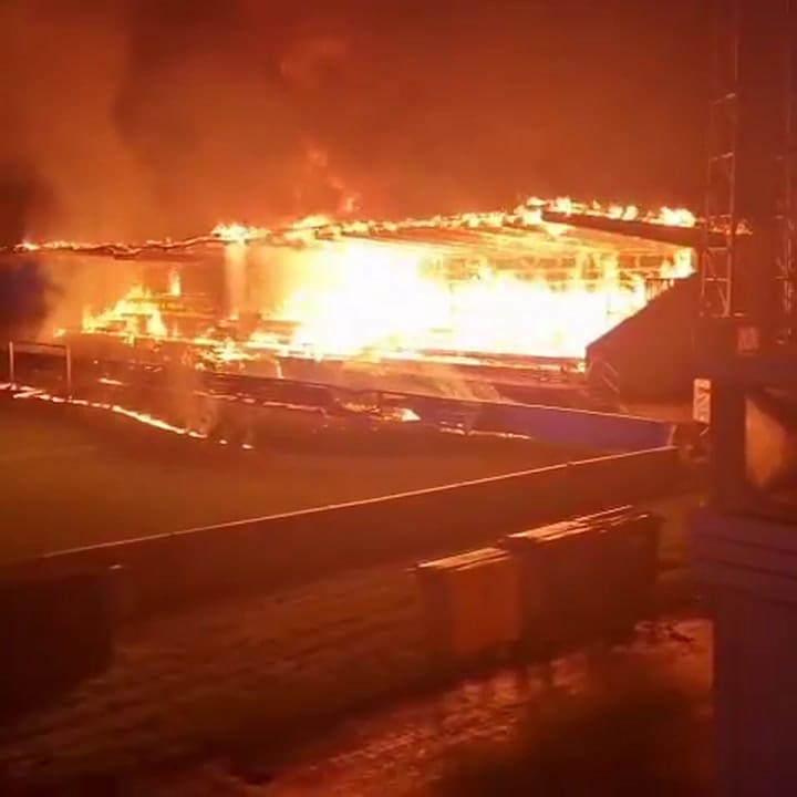 El feroz incendio en un estadio de Finlandia tras el descenso e un equipo