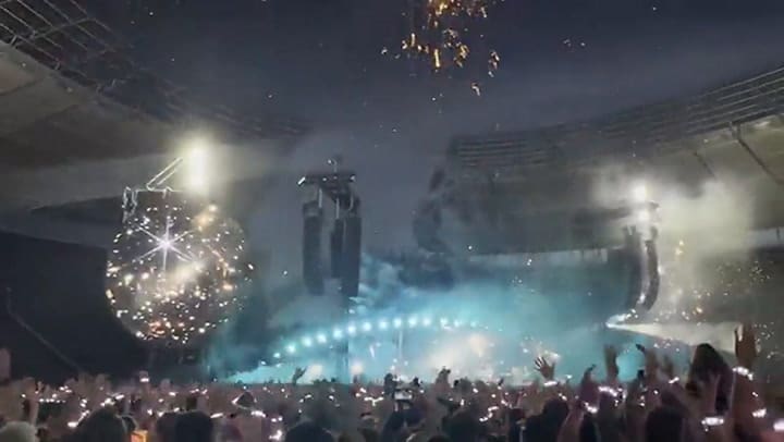 Coldplay proyectó las imágenes tomadas por el telescopio Webb mientras cantaba su mítica canción “A