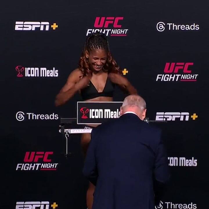 El insólito momento que atravesó Angela Hill en el pesaje previo a una pelea de UFC