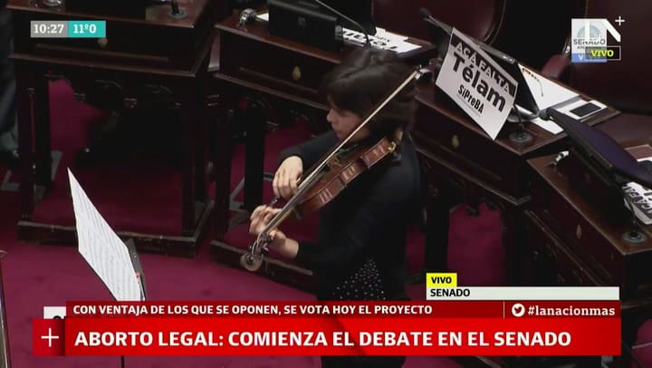 El himno nacional abre el debate por el aborto