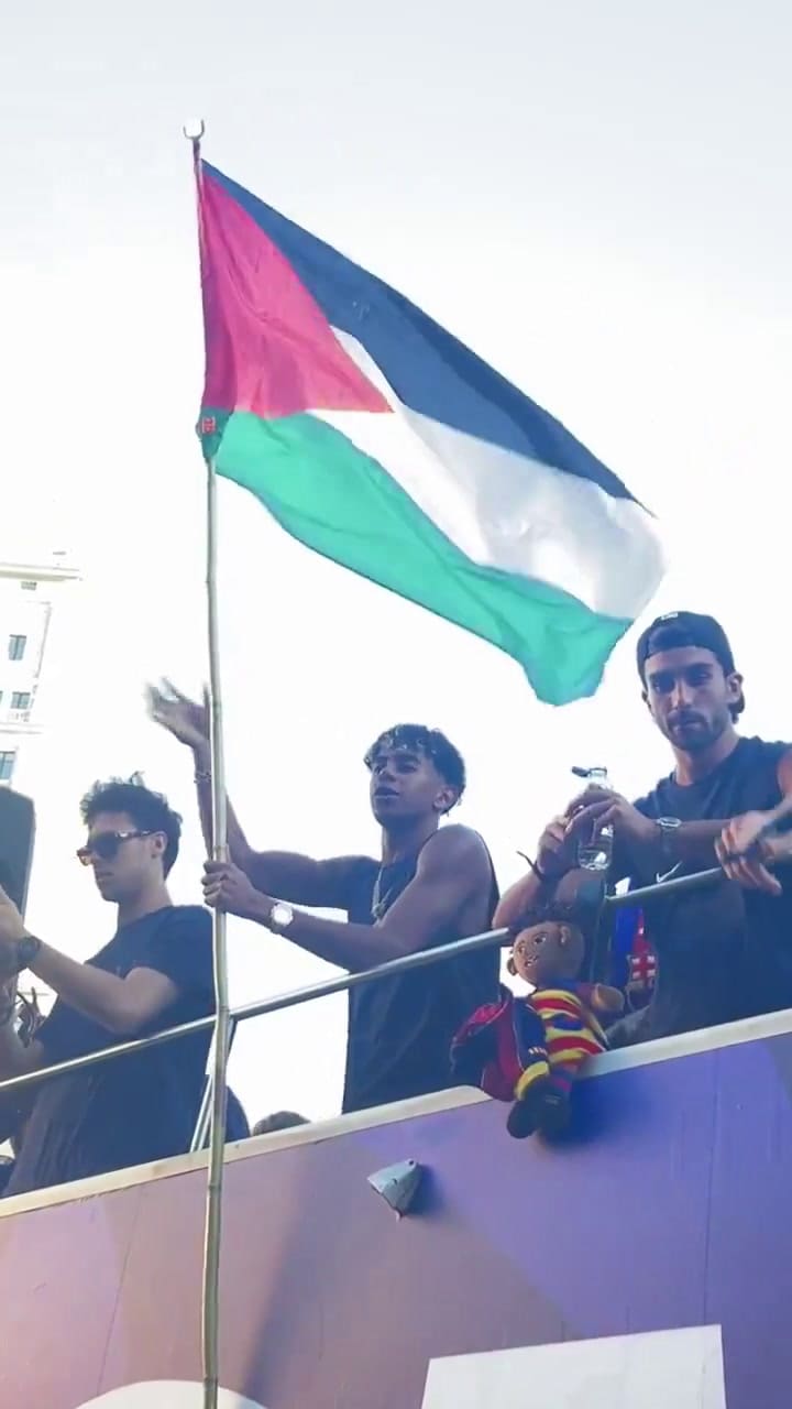 Lamine Yamal agita a bandeira palestina durante as comemorações em Barcelona após vencer o campeonato