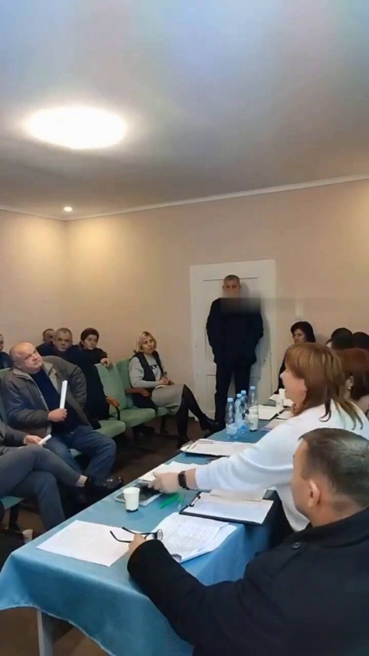 Sacó granadas de sus bolsillos y las arrojó al suelo, seguidas de explosiones posteriores