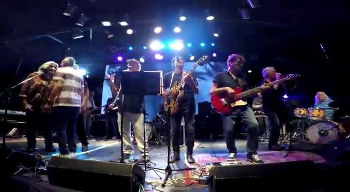 Mollo se lució con un impresionante solo de guitarra en 'Rutas Argentinas'