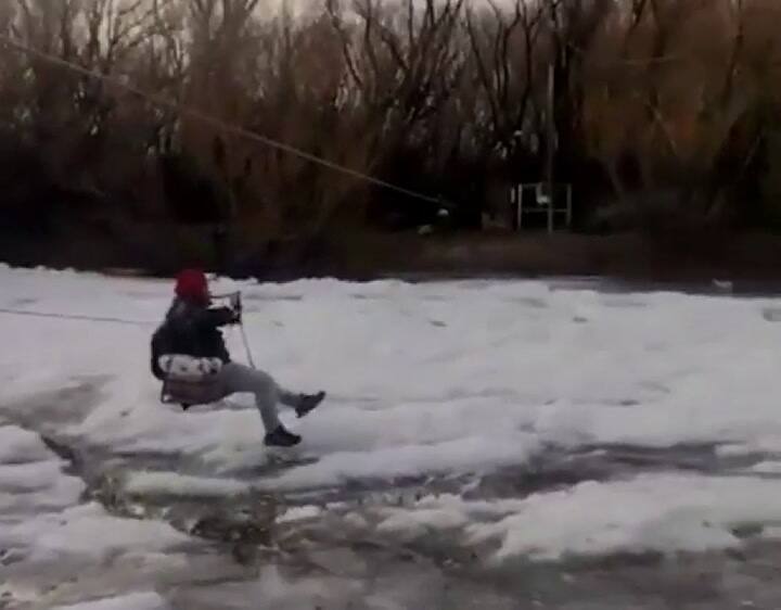 Fabricaron una especie de aerosilla para asistir a un vecino que quedó aislado