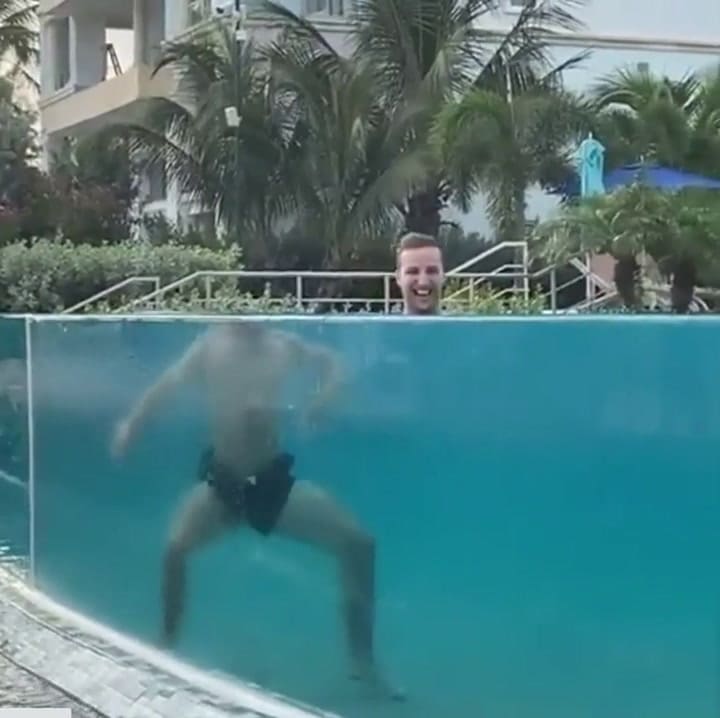 Ilusión óptica: sumergido en una pileta, su cabeza aparece separada de su cuerpo - Fuente: TikTok