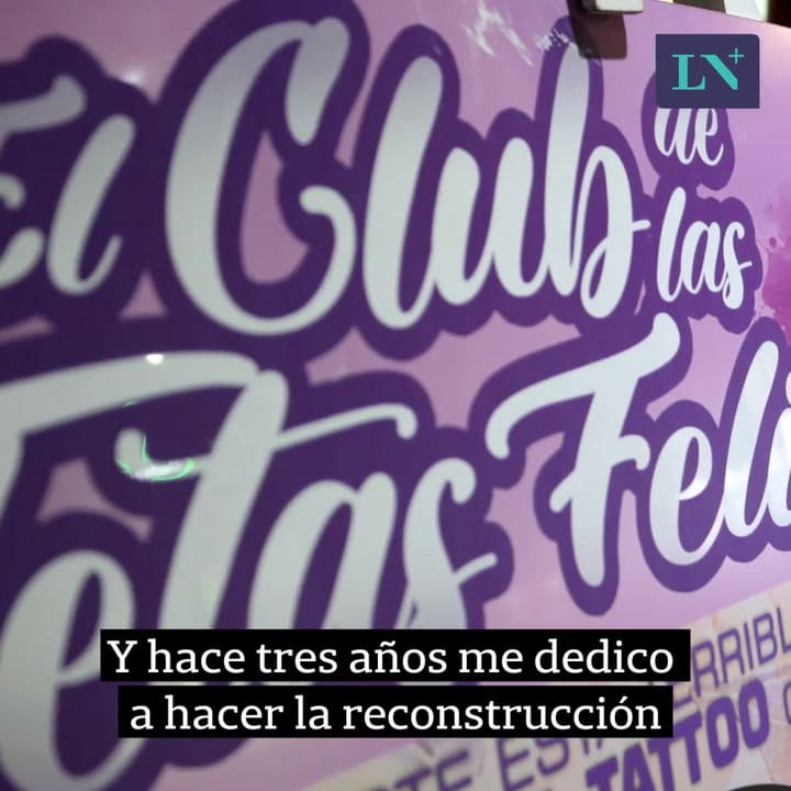 Tatúa de manera solidaria a mujeres que tuvieron cáncer de mama.