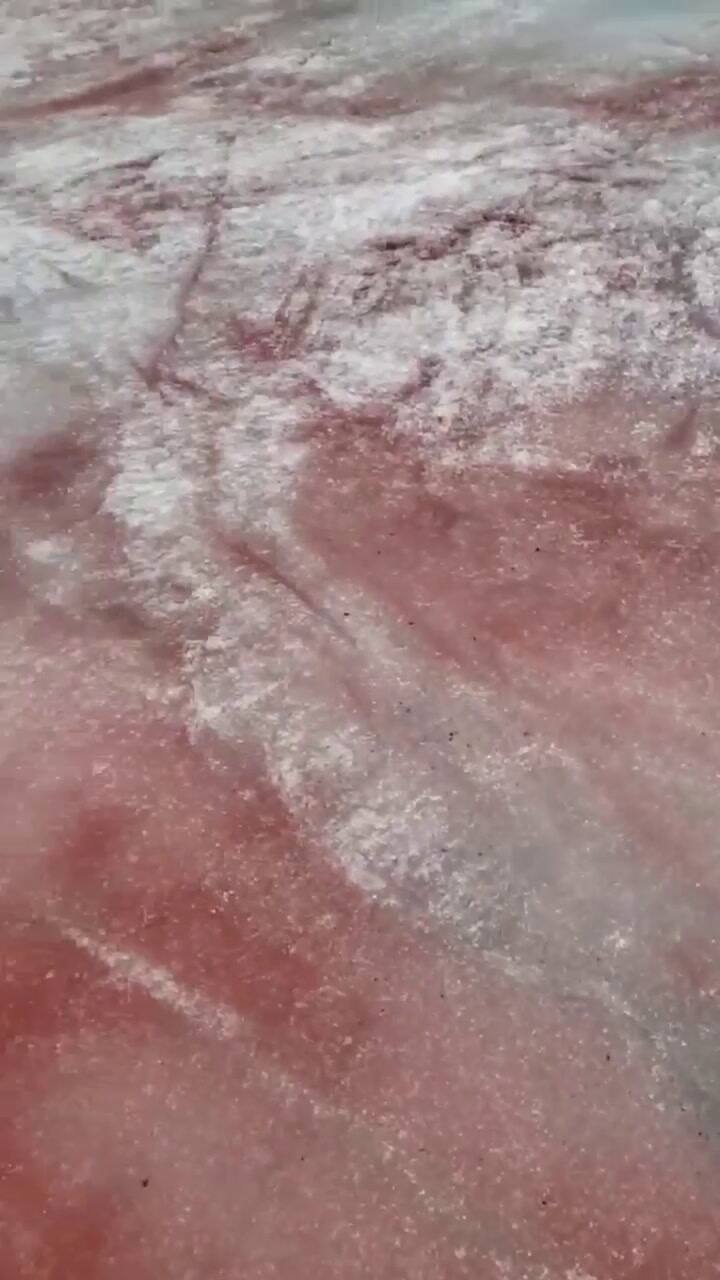 El glaciar teñido de rojo que causa sensación en Rusia: qué dicen los científicos