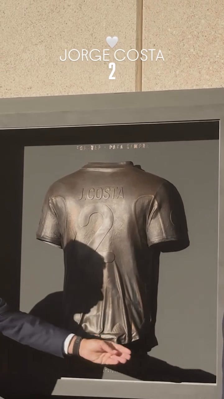 La camiseta en homenaje a Jorge Costa
