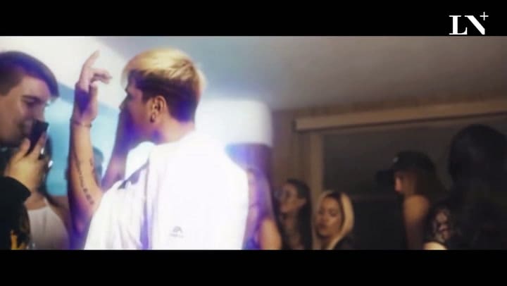 Trap: Duki interpreta Rockstar