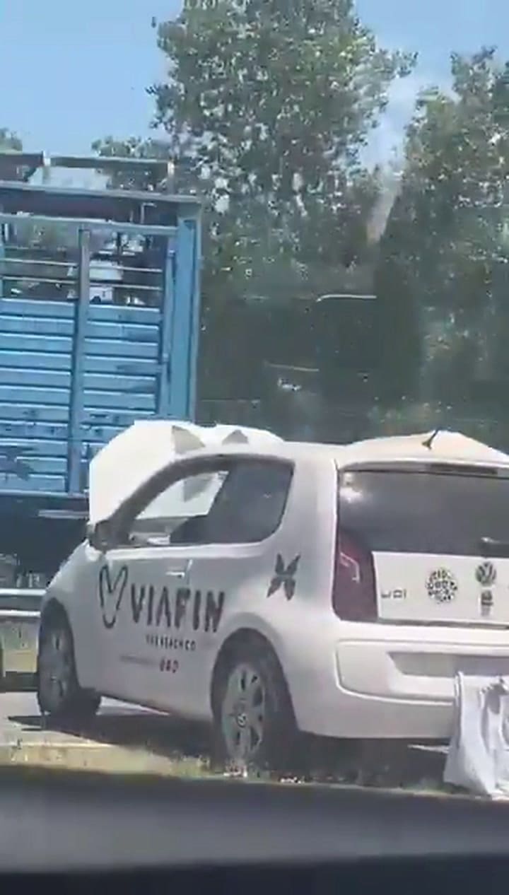 Un auto quedó destruido en medio de la ruta tras un fuerte choque con otro vehículo: hay un muerto y un herido