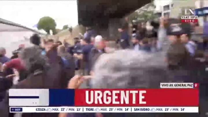 Sergio Berni golpeado por colectiveros que reclaman el crimen de un compañero