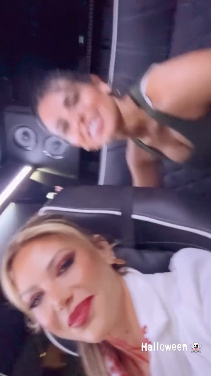 Eva Anderson junto a Valentina Cervantes de camino a la fiesta de Halloween de los MasterChef