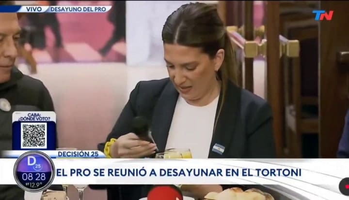 La confusión de Lospennato con un microfóno.