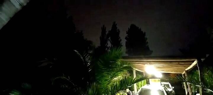 Grababa la lluvia desde su casa en General Roca y un rayo le cayó a cuatro metros