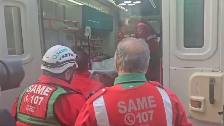 Traslado del joven de 21 años del derrumbe en Colegiales