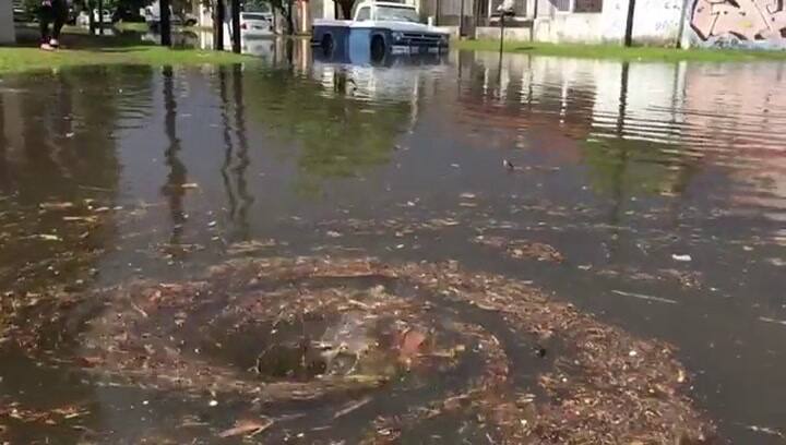 Los desagües saturados por la intensidad de la lluvia en Lomas de Zamora