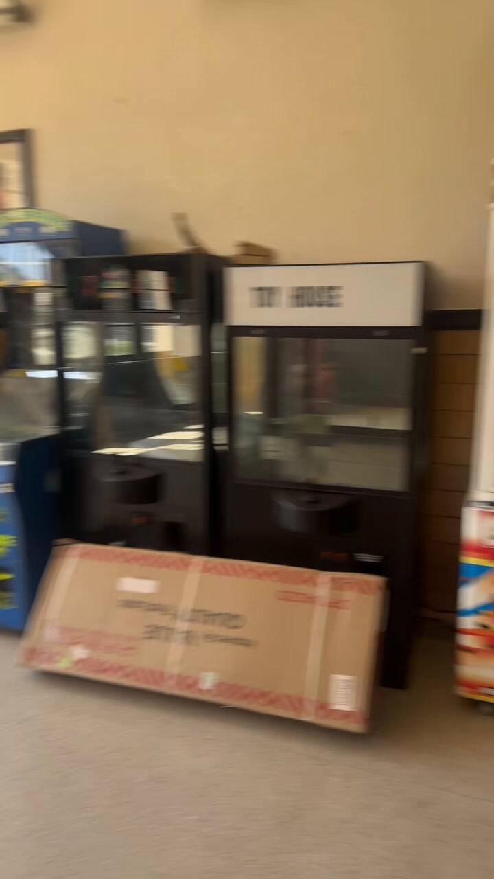 El papa de Sarah Collins está refaccionando una escuela abandonada