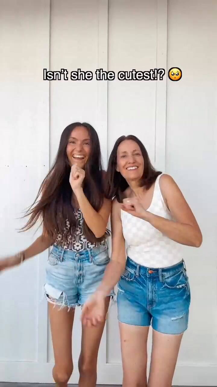 Una influencer mostró lo increíblemente joven que luce su madre a pesar de tener 60 años