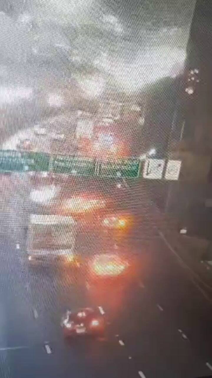 Las imágenes del camión chocado en Au.25 de Mayo