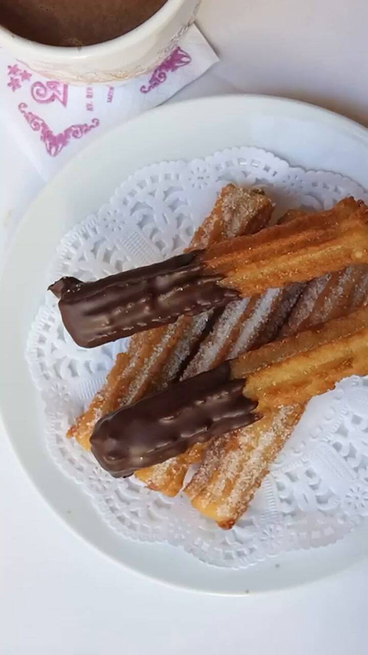 Chocolate caliente en la tradicional confitería Las Violetas