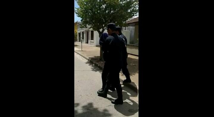 El momento de la detención del chofer del accidente de Lezama