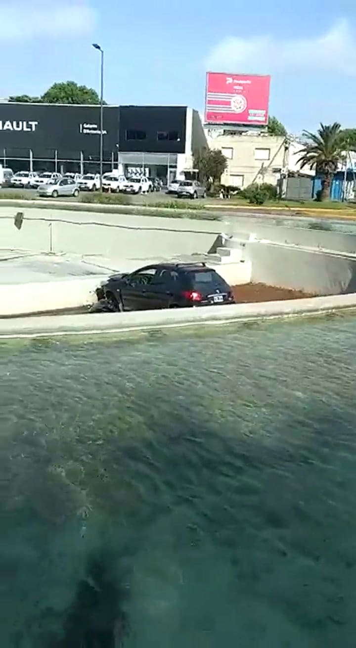 Así quedo el auto tras el choque contra la fuente.