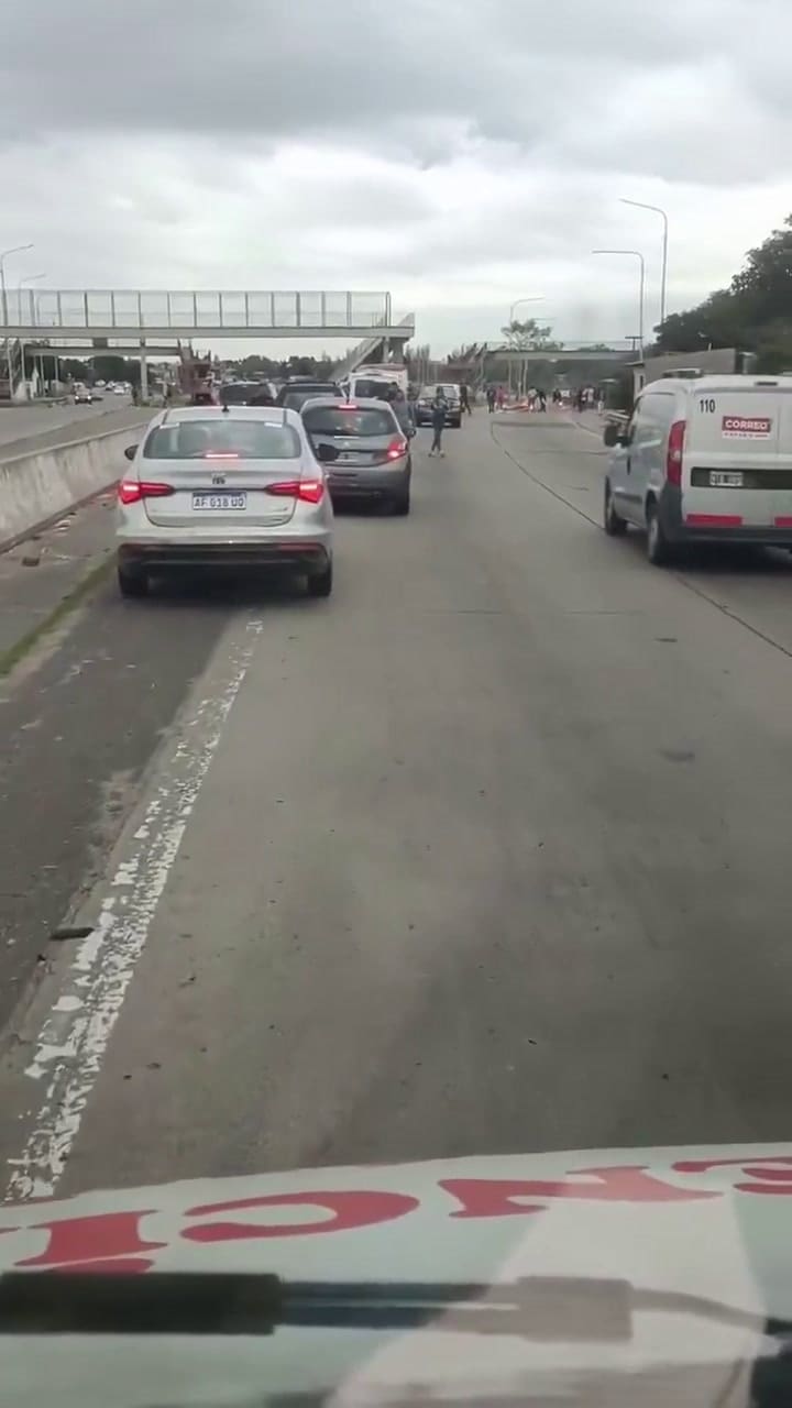 El video del curioso "peaje" en Bernal