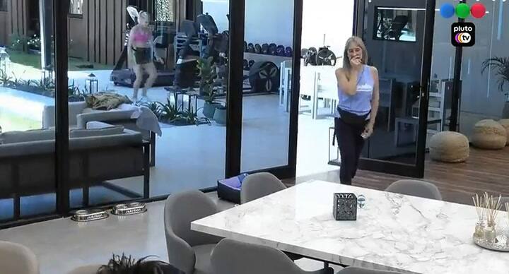 Romina se solidariza con Gladis y la anima a meterse a la pileta