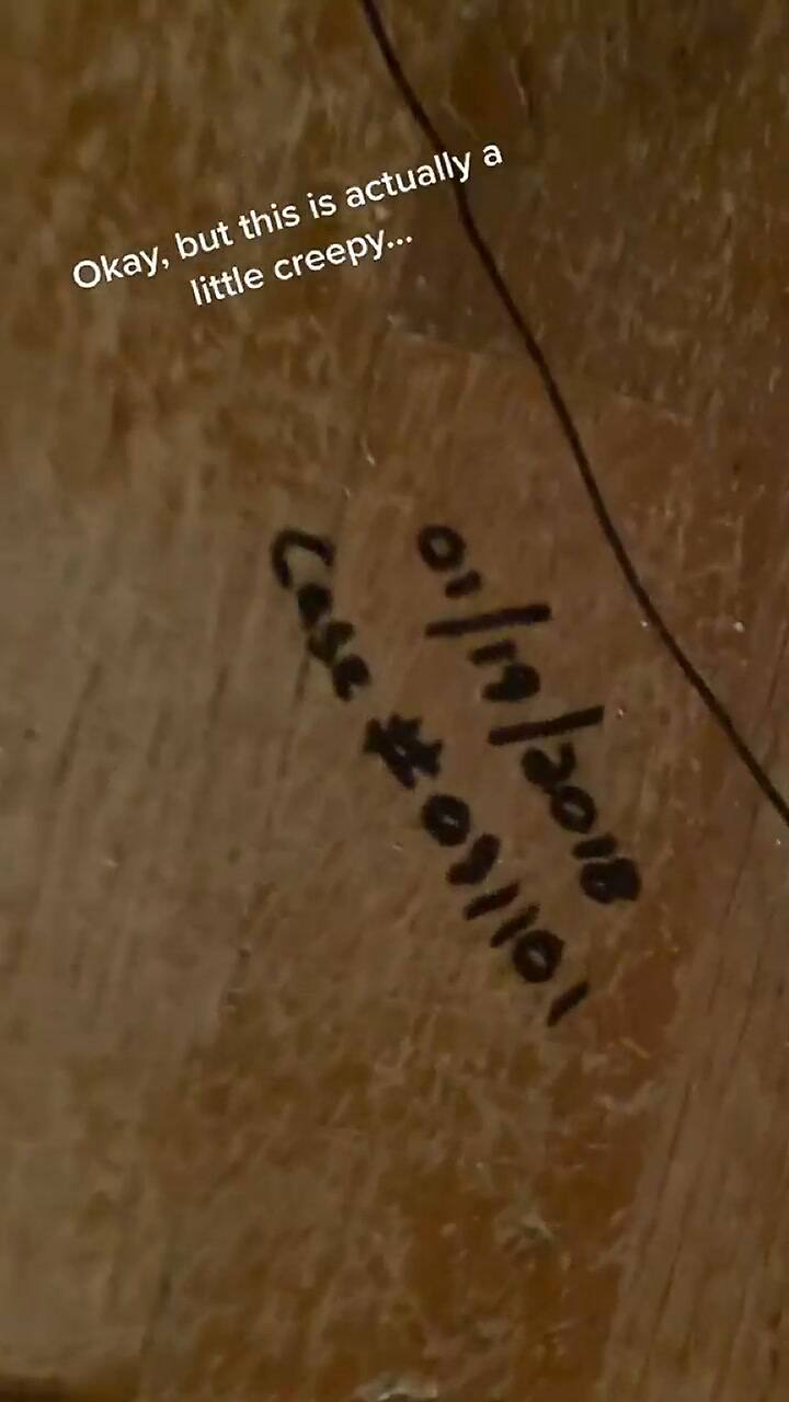 Levantó la alfombra de su nueva casa y encontró la escena de un crimen - Fuente: TikTok