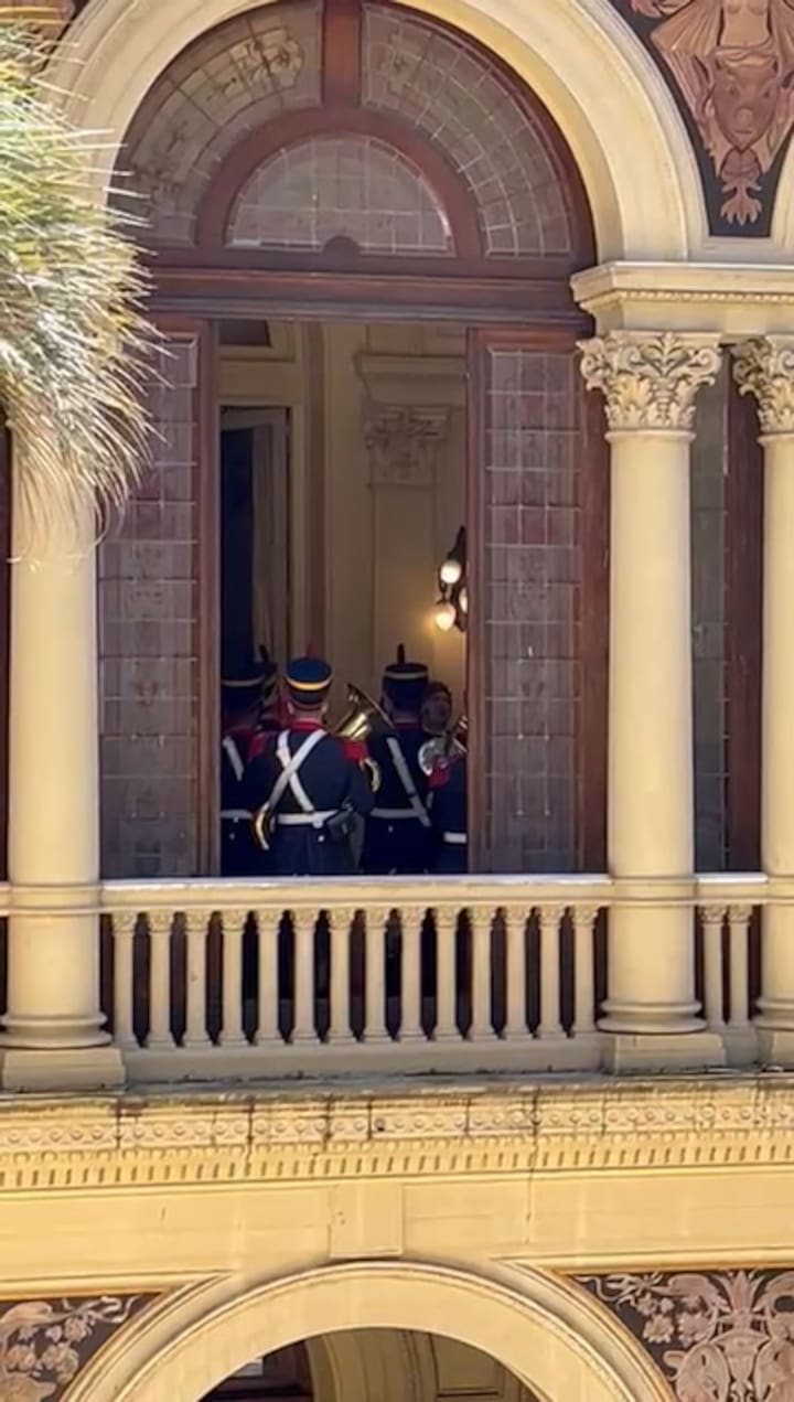 Milei canta con los Granaderos tras el acto en Casa Rosada